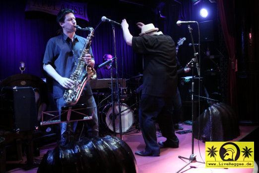 King Hammond (UK) with The Loveboats - Skankin- Round The X-Mas Tree - Noels Ballroom, Leipzig 27. Dezember 2011 (16).JPG